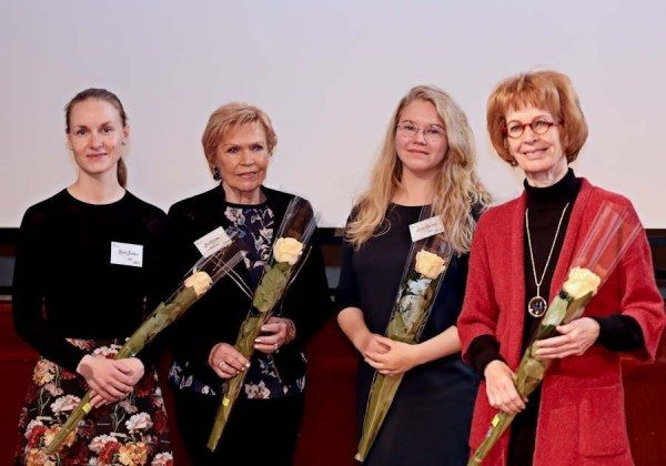 Lahja Laitinen, 2. vasemmalta, Naisten ääni-kirjoituskilpailun II sija, Vanajanlinna 14.11.2020. Palkinnon luovutti Kaari Utrio.